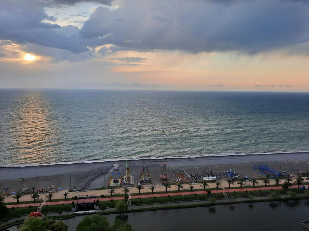 Twins Tower Orbi City Batumi Esterno foto